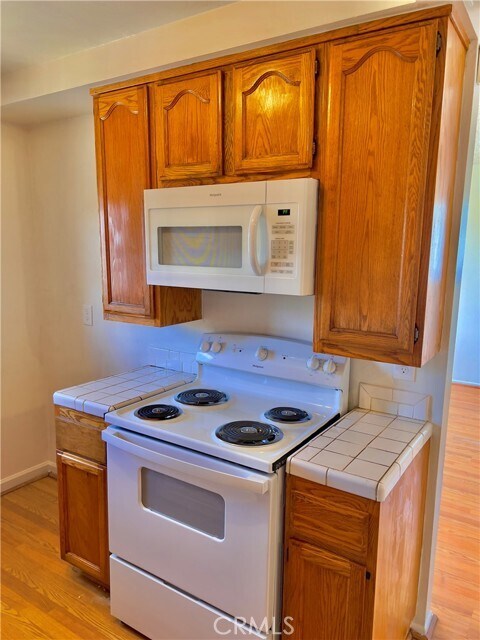 Building Photo - 654 W Hemlock St