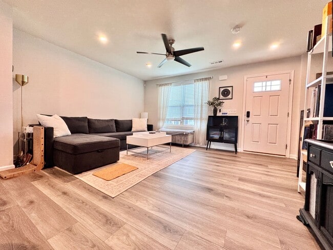 Building Photo - 3 Bed, 2.5 Bath Home w/ 2 Car Garage