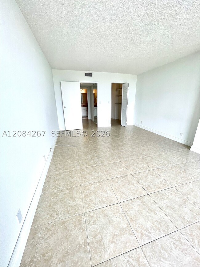 Building Photo - 1000 Parkview Dr