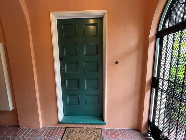 Building Photo - Quintessential, charming Russian Hill stud...