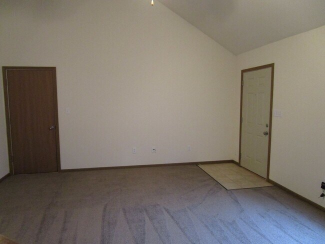 Foto del edificio - 501-503 Glenstone Dr.