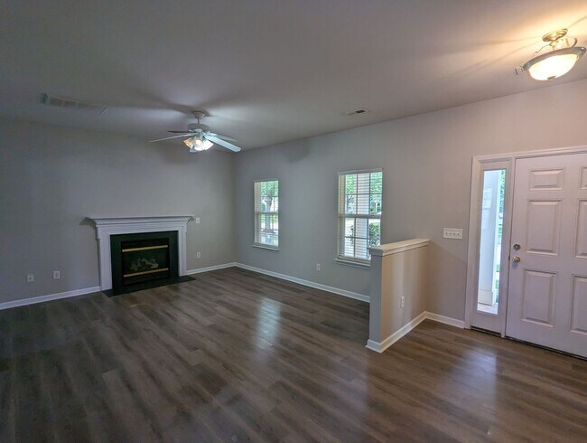Foto del edificio - CORNELIUS 3 BEDROOM 2.5 BATH W/FENCED YARD