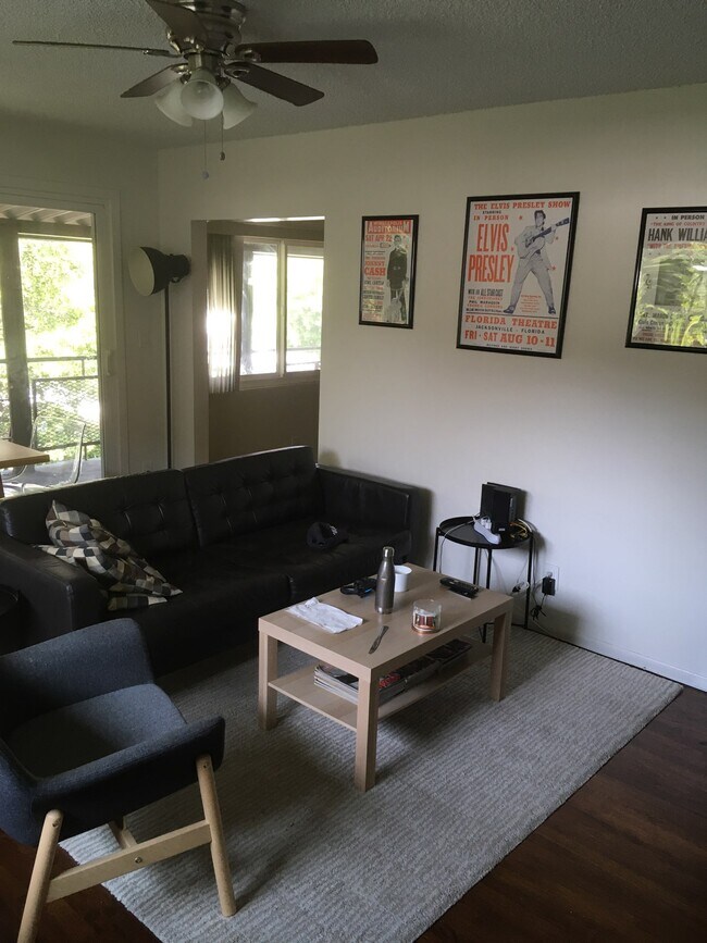 Sala de estar - 1230 S Barrington Ave