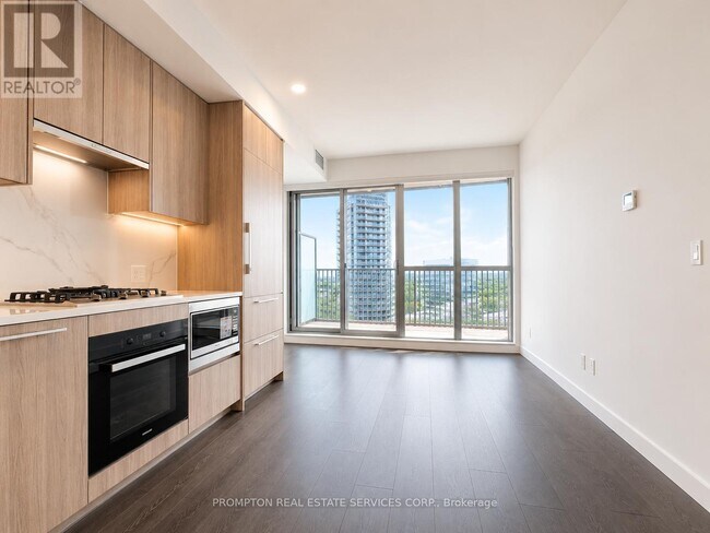 Photo du bâtiment - 18 Esther Shiner Blvd