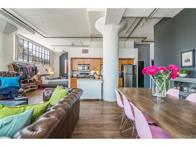 Full View (Interior) - 420 S San Pedro St