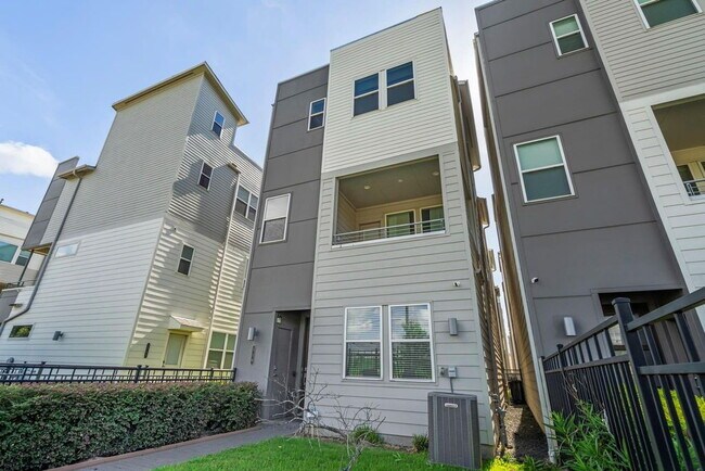 Foto del edificio - Great Opportunity! Modern three-story home located in the heart of EaDo, offering a well-designed...