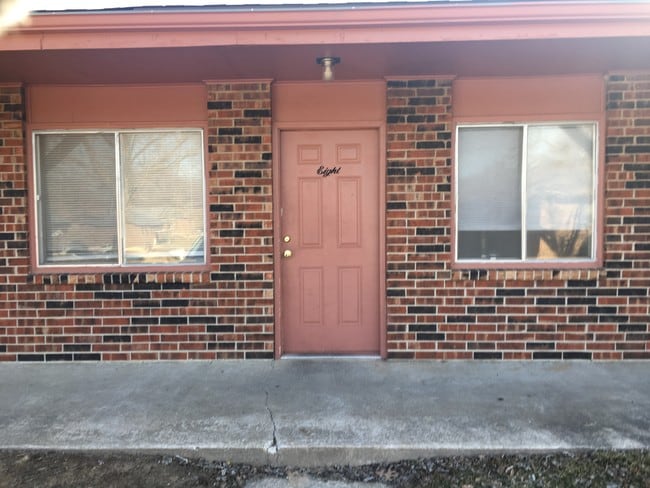 Primer plano frontal - 801 S Main St