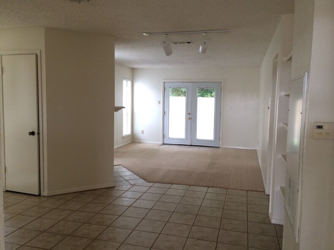 Foto principal - FEEL AT HOME AT LAKE SHORE VILLAS APARTMENTS *Downstairs* Leasing Special Available*