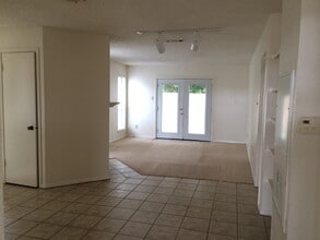 Building Photo - 4403 Lakeshore Villa Dr