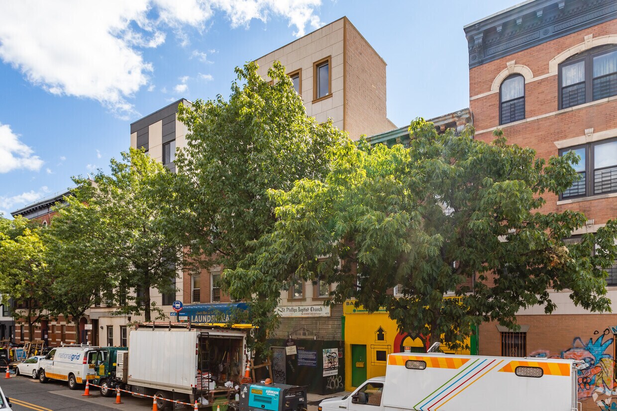 Foto del edificio - 472 Gates Ave