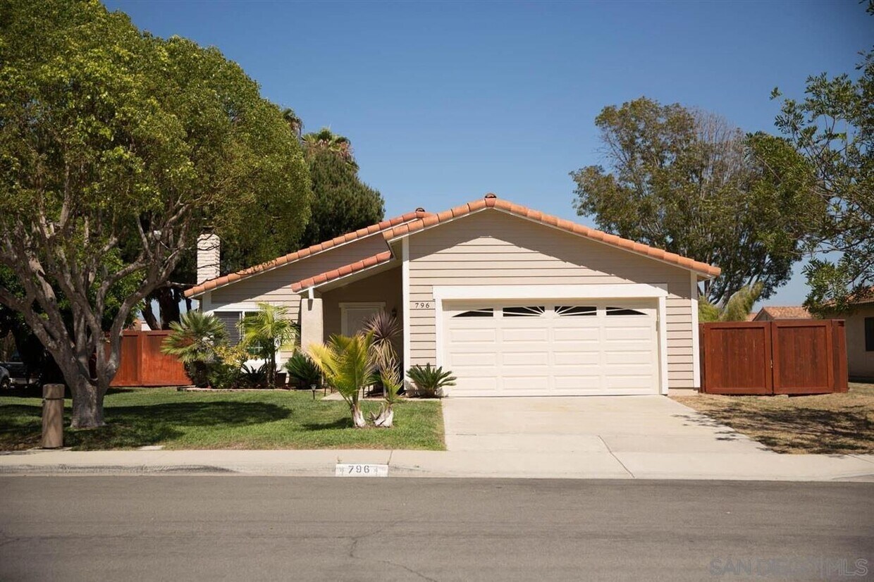 Primary Photo - 796 Valley Crest Dr