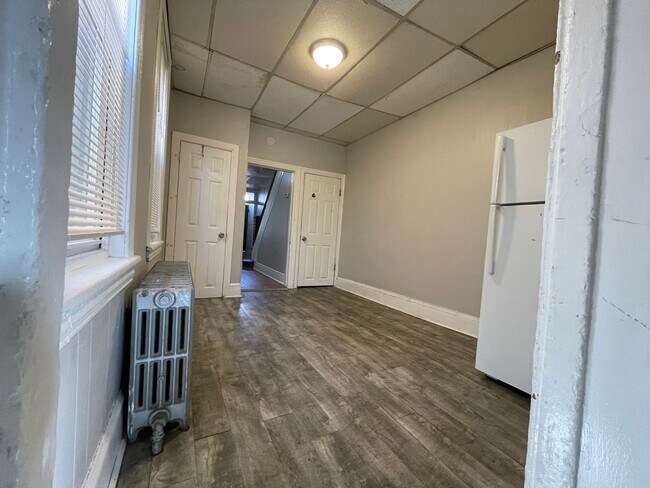 Building Photo - 3 bedroom, 1 bathroom row home located in ...