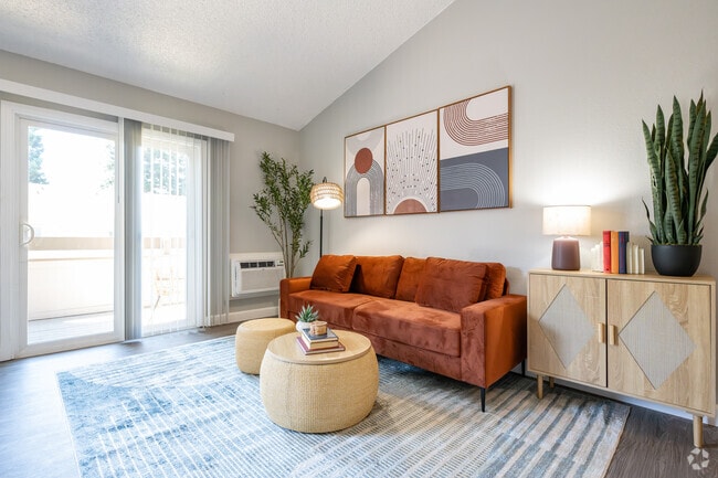 1BR, 1BA - 652SF - Living Room - Creekside Park Apartments