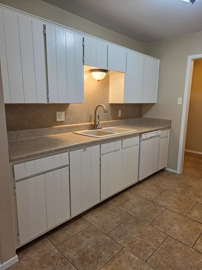 Building Photo - 2221 Valleyview Blvd
