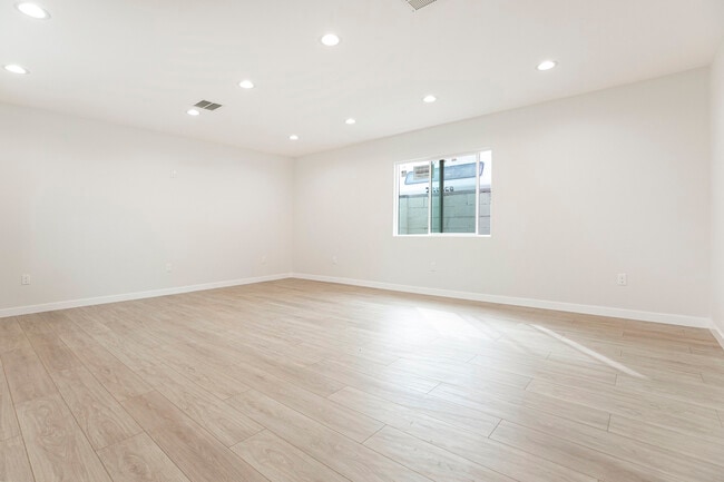 Building Photo - 13118 Branford St