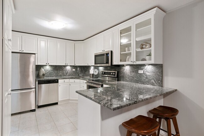 Building Photo - 434 W Briar Pl