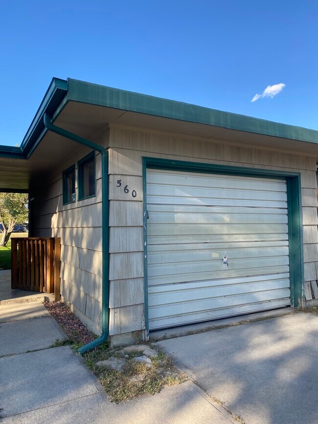 Building Photo - 560 W Walters St