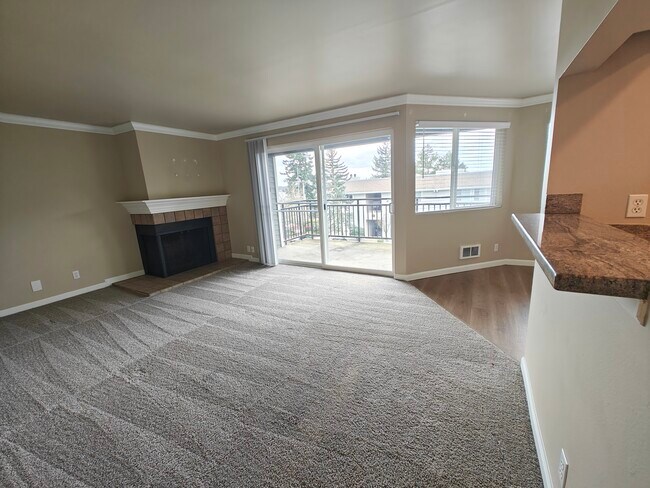 Building Photo - 6007 Lakeview Dr