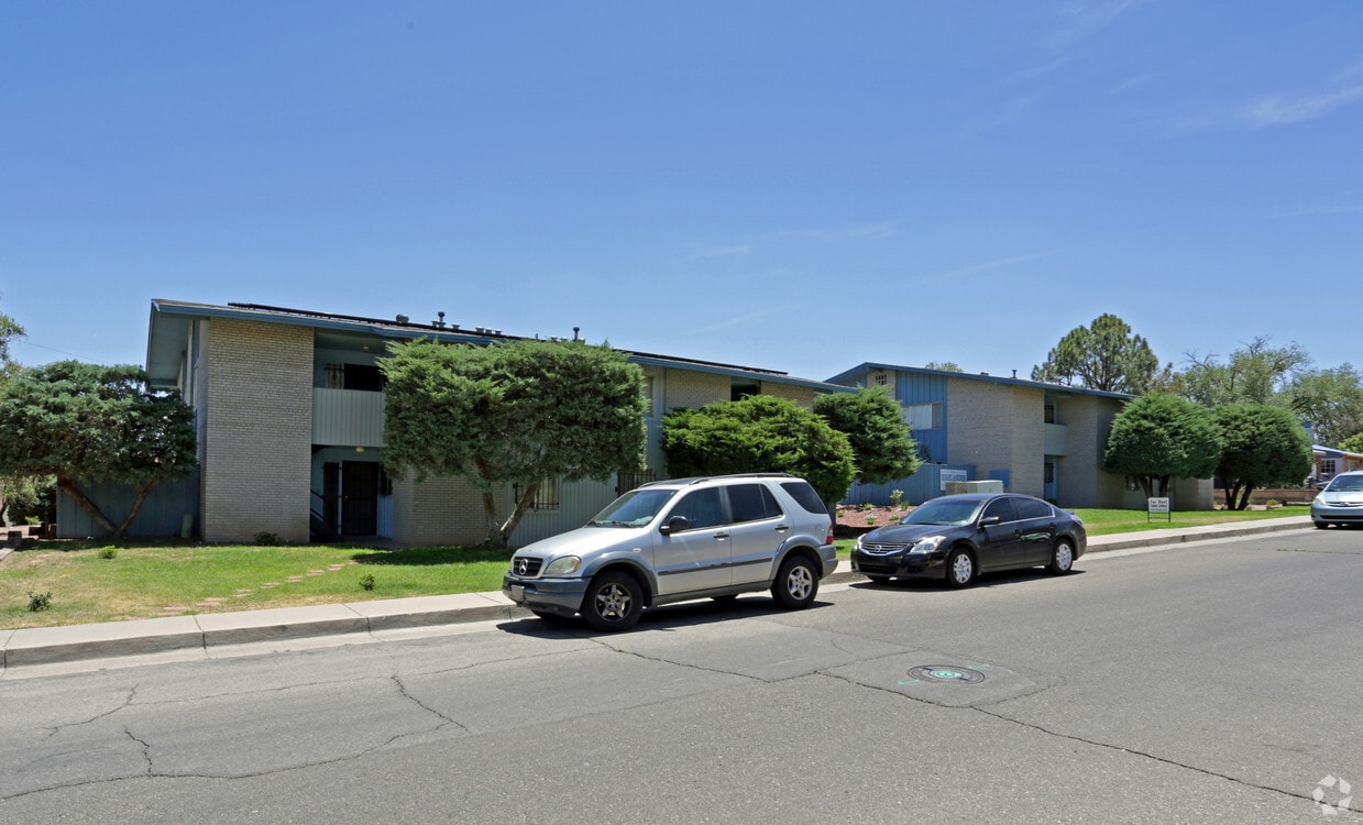 Building Photo - Highlander Apartments