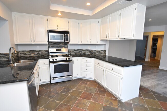 Foto del edificio - 3 Bed/3 Bath House w/Bonus Room in Chino H...