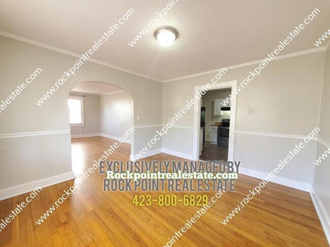 Building Photo - 408 S Howell Ave