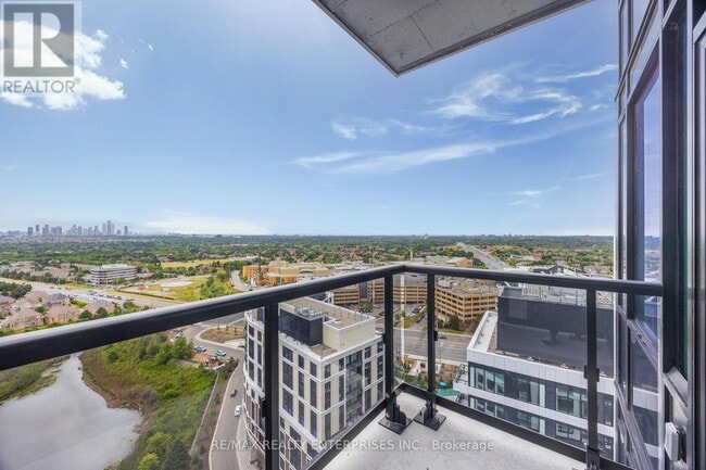Photo du bâtiment - 2495 Eglinton Ave W