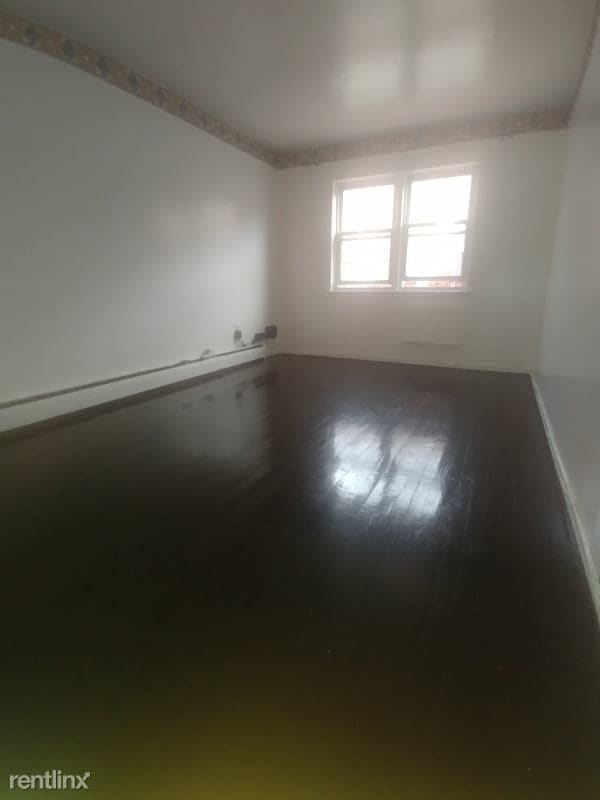 Building Photo - 1 br, 1 bath Townhome - 5 Paerdegat 8th St