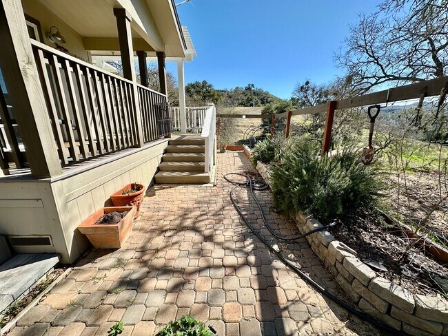 Building Photo - Country 2 Bedroom Available 5/3/2025