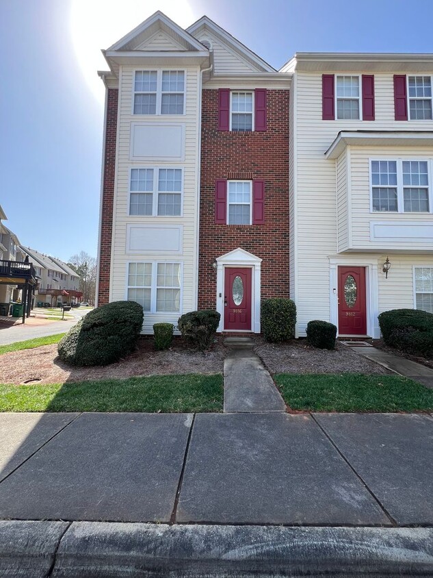 Foto principal - 3 Story Townhome in Matthews