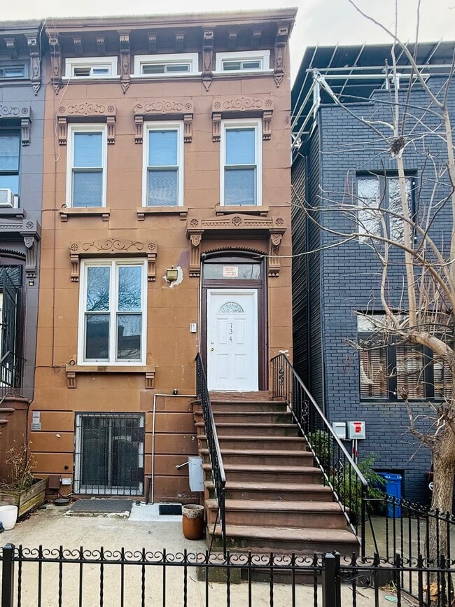 Building Photo - 734 Madison St