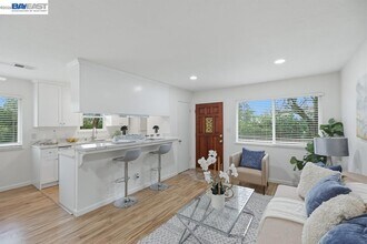 Building Photo - 2204 Segundo Ct