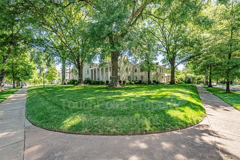 Foto principal - 2103 Queens Rd W