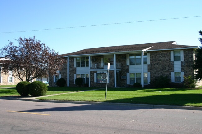 Building Photo - 1620 Roe Crest Dr
