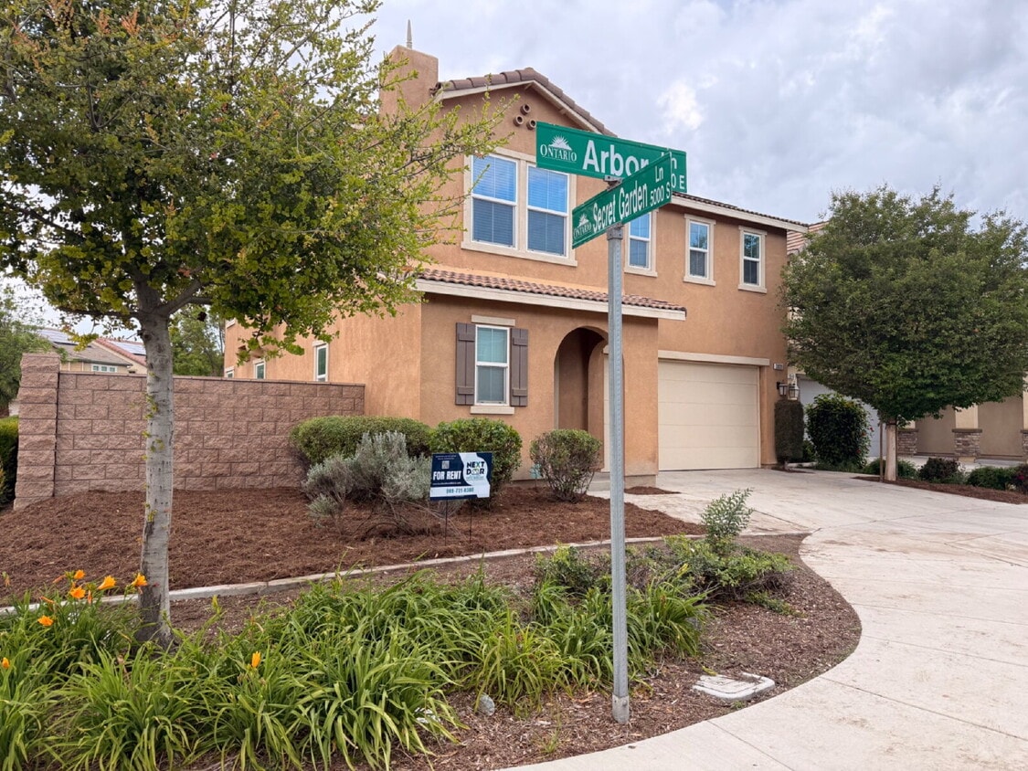 New flooring & paint! Large backyard - landscaped and ready for garden! Community pool, fitnes... - New flooring & paint!  Large backyard - landscaped and ready for garden!   Community pool, fitnes...