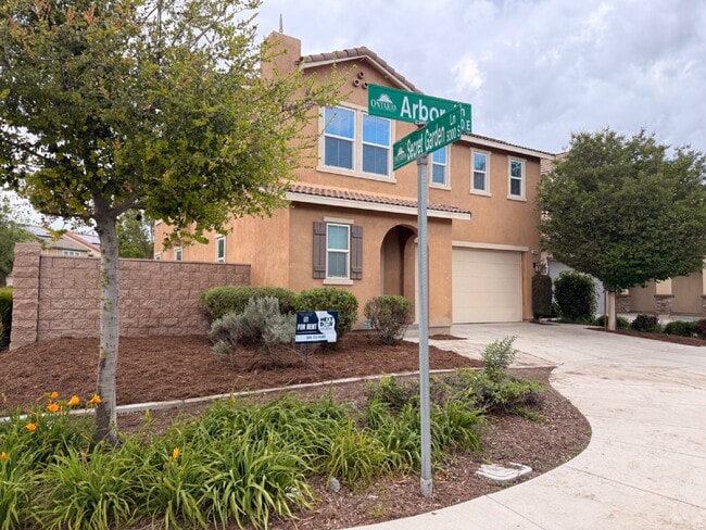 New flooring & paint! Large backyard - landscaped and ready for garden! Community pool, fitnes... - New flooring & paint!  Large backyard - landscaped and ready for garden!   Community pool, fitnes... Apartment