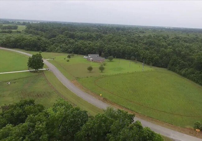Building Photo - 33802 Pecan Hill Dr