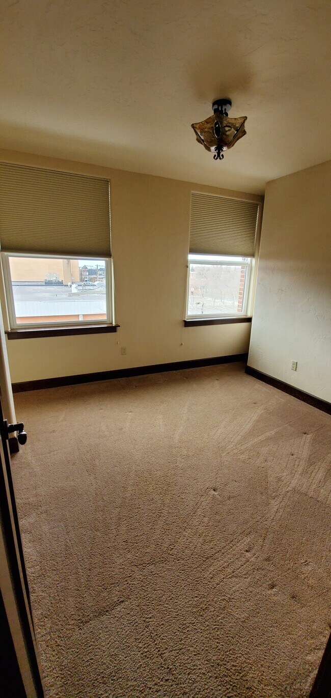 dormitorio 1 con armario con puerta corrediza - 503 1st Ave N