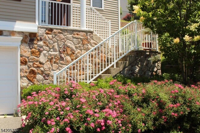 Foto del edificio - 282 Winding Hill Dr