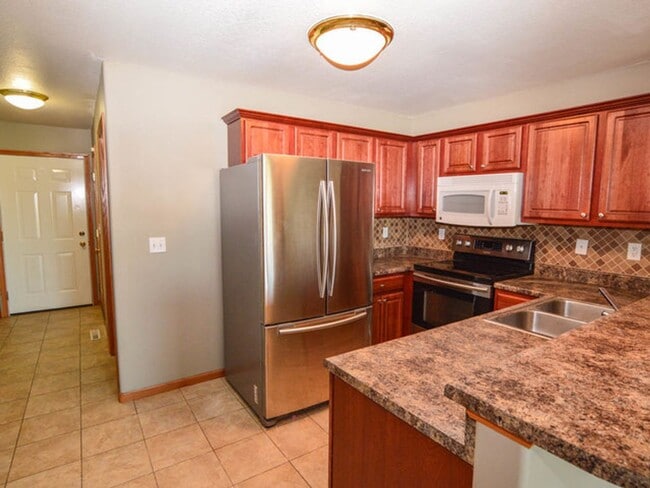 Building Photo - College Community Townhouse - Finished Bas...