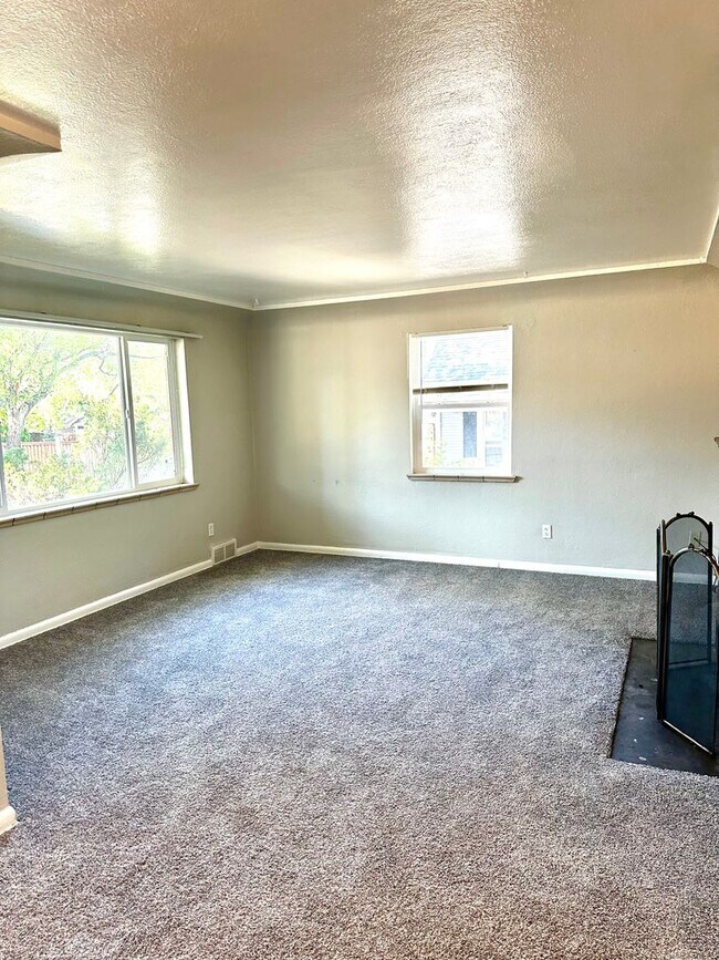 Building Photo - Charming 2 bedroom on Uintah
