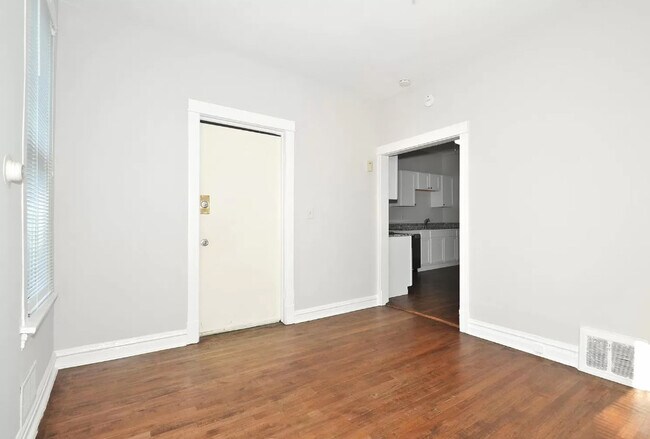 Building Photo - 2033 N Avers Ave