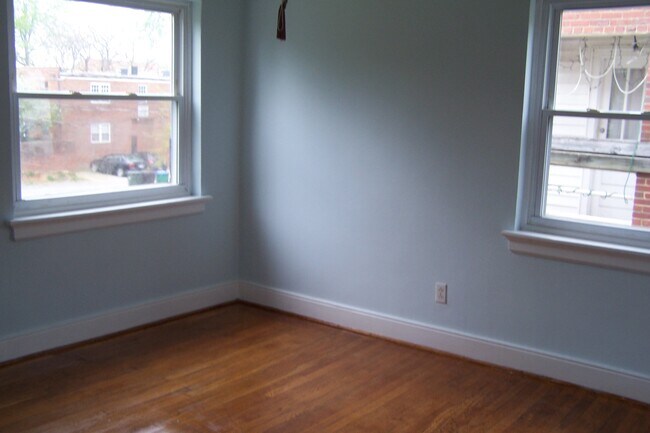 Building Photo - 3403 Cutshaw Ave