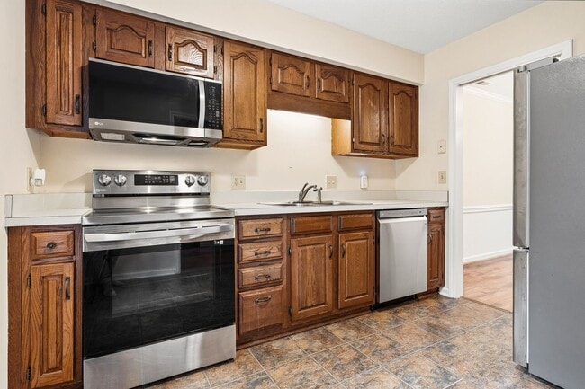 Building Photo - Charming 2 bed, 2.5 bath townhome with dec...