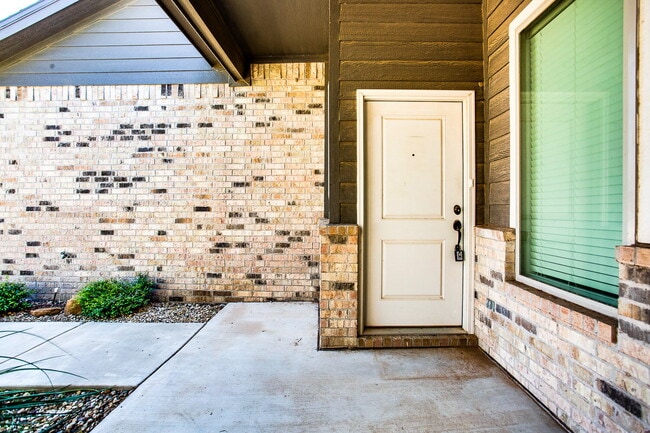 Foto del edificio - Modern 2-Bedroom Home with Low-Maintenance Turf