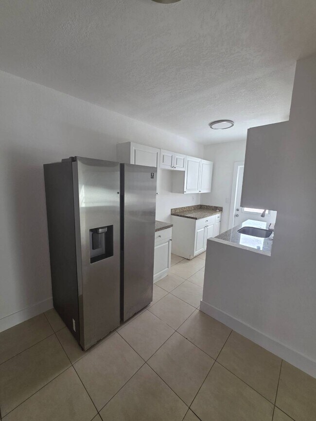 Building Photo - 330 SW 79th Ct