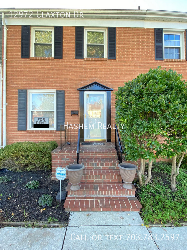 Foto principal - Lovely 3 Bedroom 2 Full Bath Townhome Avai...