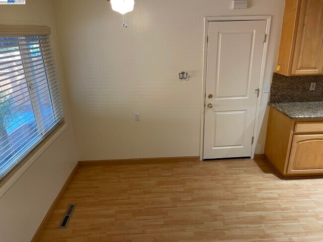 Foto del edificio - 423 Westchester St