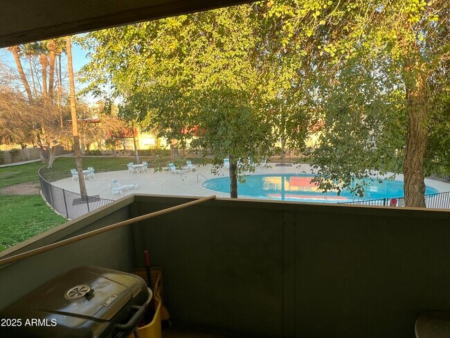 Foto del edificio - 355 E Thomas Rd
