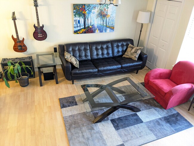 Spacious living room - 10815 Hampton Mill Ter