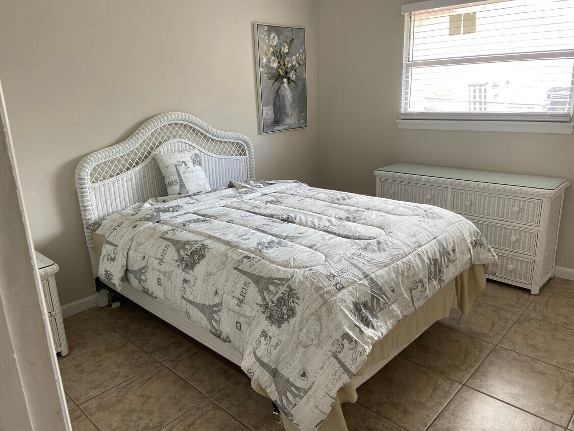 master bedroom - 182 Avocado Ave